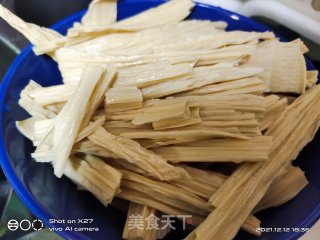 五花肉炒腐竹白菜步骤2