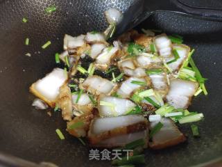 五花肉炒腐竹白菜步骤3