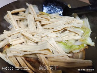 五花肉炒腐竹白菜步骤5