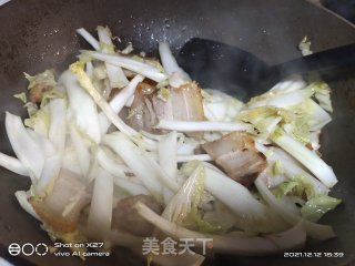 五花肉炒腐竹白菜步骤4