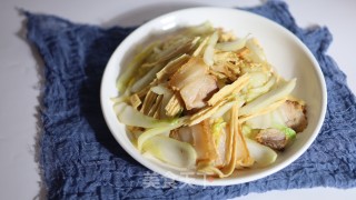 五花肉炒腐竹白菜步骤7