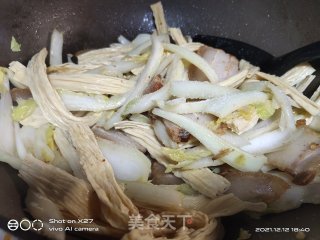 五花肉炒腐竹白菜步骤6