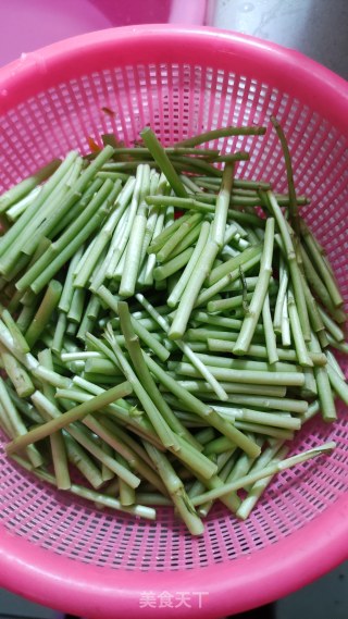蓠蒿炒腊肉步骤1