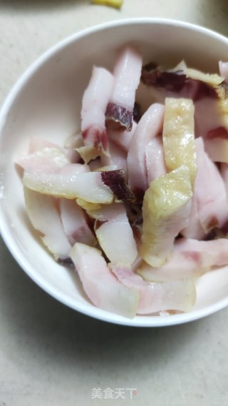 蓠蒿炒腊肉步骤2