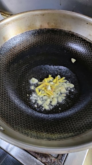 蓠蒿炒腊肉步骤3