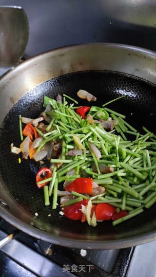 蓠蒿炒腊肉步骤6