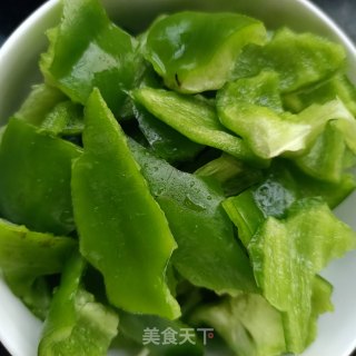 回锅肉炒圆椒步骤2