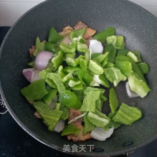 回锅肉炒圆椒步骤7