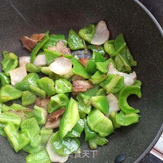 回锅肉炒圆椒步骤9