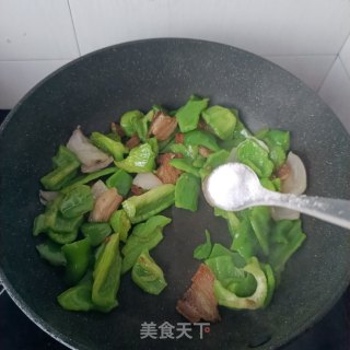 回锅肉炒圆椒步骤8