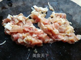 彩蔬炒鸡丁步骤2