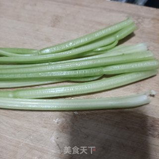 彩椒回锅肉丁炒芹菜。步骤2