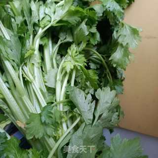 彩椒回锅肉丁炒芹菜。步骤1