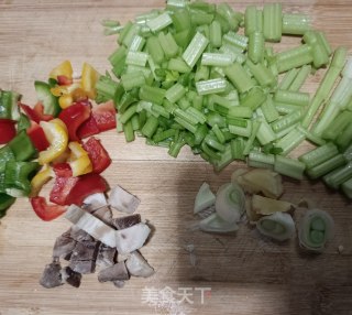彩椒回锅肉丁炒芹菜。步骤3