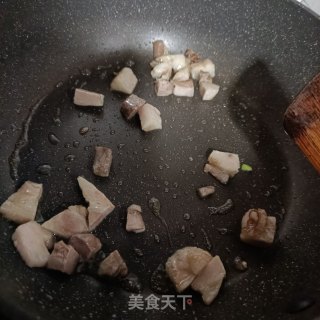 彩椒回锅肉丁炒芹菜。步骤5