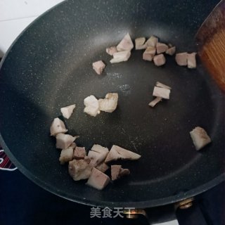 彩椒回锅肉丁炒芹菜。步骤4