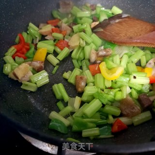 彩椒回锅肉丁炒芹菜。步骤7