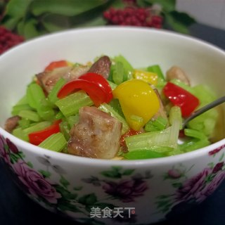 彩椒回锅肉丁炒芹菜。步骤8