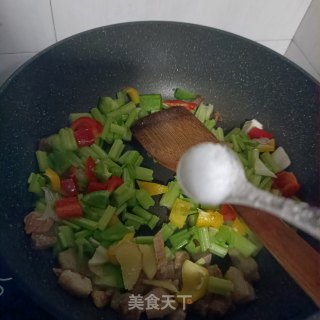 彩椒回锅肉丁炒芹菜。步骤6