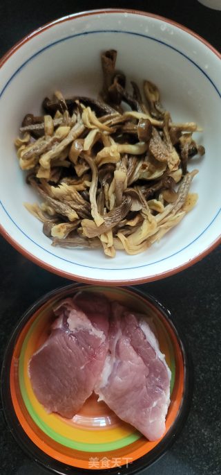 瘦肉炒鹿茸菇步骤2