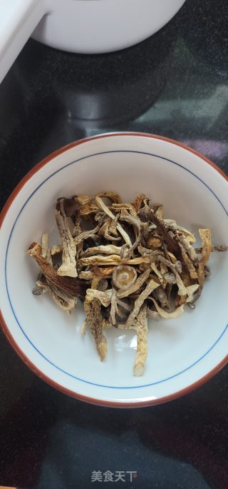 瘦肉炒鹿茸菇步骤1