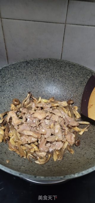 瘦肉炒鹿茸菇步骤9