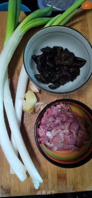 大葱炒黑木耳肉片步骤1 大葱炒黑木耳肉片步骤1