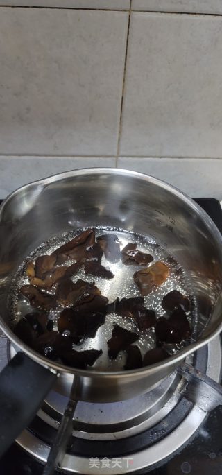 大葱炒黑木耳肉片步骤4 大葱炒黑木耳肉片步骤4