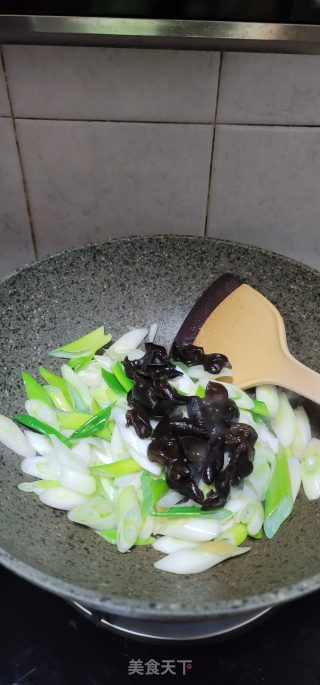 大葱炒黑木耳肉片步骤9 大葱炒黑木耳肉片步骤9