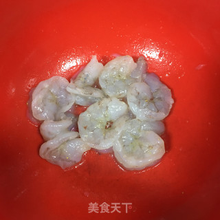 虾仁炒三色丁步骤1