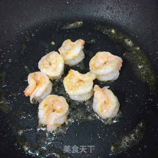 虾仁炒三色丁步骤5