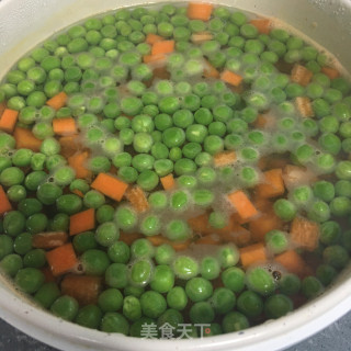 虾仁炒三色丁步骤6