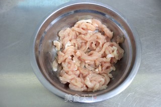 肉丝炒蒜黄步骤2 肉丝炒蒜黄步骤2