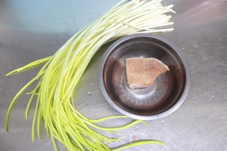 肉丝炒蒜黄步骤1 肉丝炒蒜黄步骤1