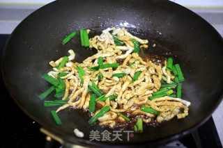 肉丝炒蒜黄步骤5 肉丝炒蒜黄步骤5