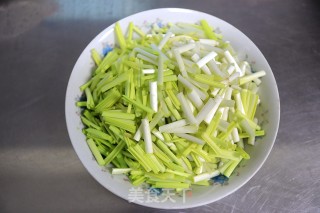 肉丝炒蒜黄步骤3 肉丝炒蒜黄步骤3