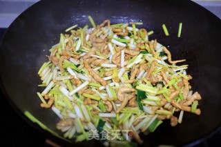 肉丝炒蒜黄步骤6 肉丝炒蒜黄步骤6