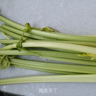 水炒芹菜步骤2