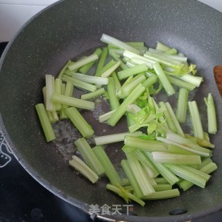 水炒芹菜步骤6