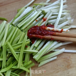 辣酱腊肠炒蒜黄步骤5 辣酱腊肠炒蒜黄步骤5