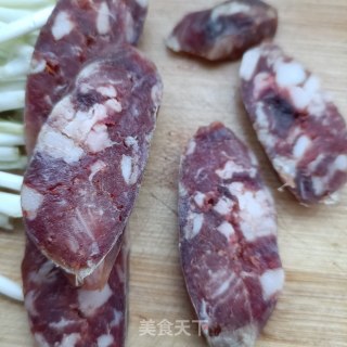 辣酱腊肠炒蒜黄步骤4 辣酱腊肠炒蒜黄步骤4