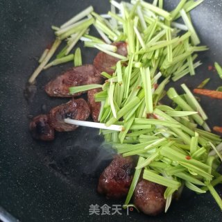 辣酱腊肠炒蒜黄步骤9 辣酱腊肠炒蒜黄步骤9