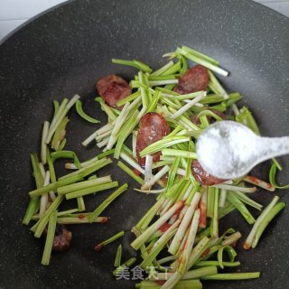 辣酱腊肠炒蒜黄步骤10 辣酱腊肠炒蒜黄步骤10