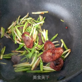 辣酱腊肠炒蒜黄步骤11 辣酱腊肠炒蒜黄步骤11