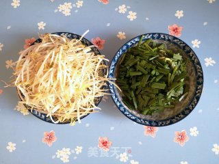 辣酱炒韭菜绿豆芽步骤1