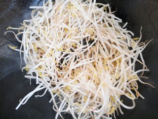 辣酱炒韭菜绿豆芽步骤3