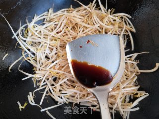 辣酱炒韭菜绿豆芽步骤4