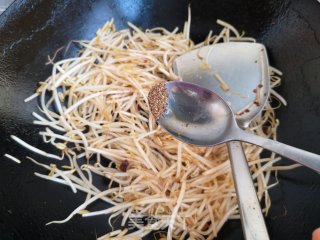 辣酱炒韭菜绿豆芽步骤5