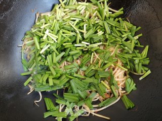 辣酱炒韭菜绿豆芽步骤7