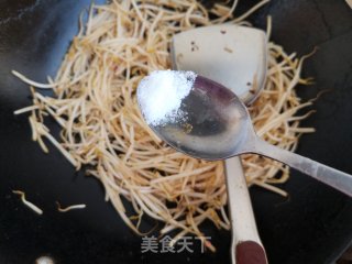 辣酱炒韭菜绿豆芽步骤6